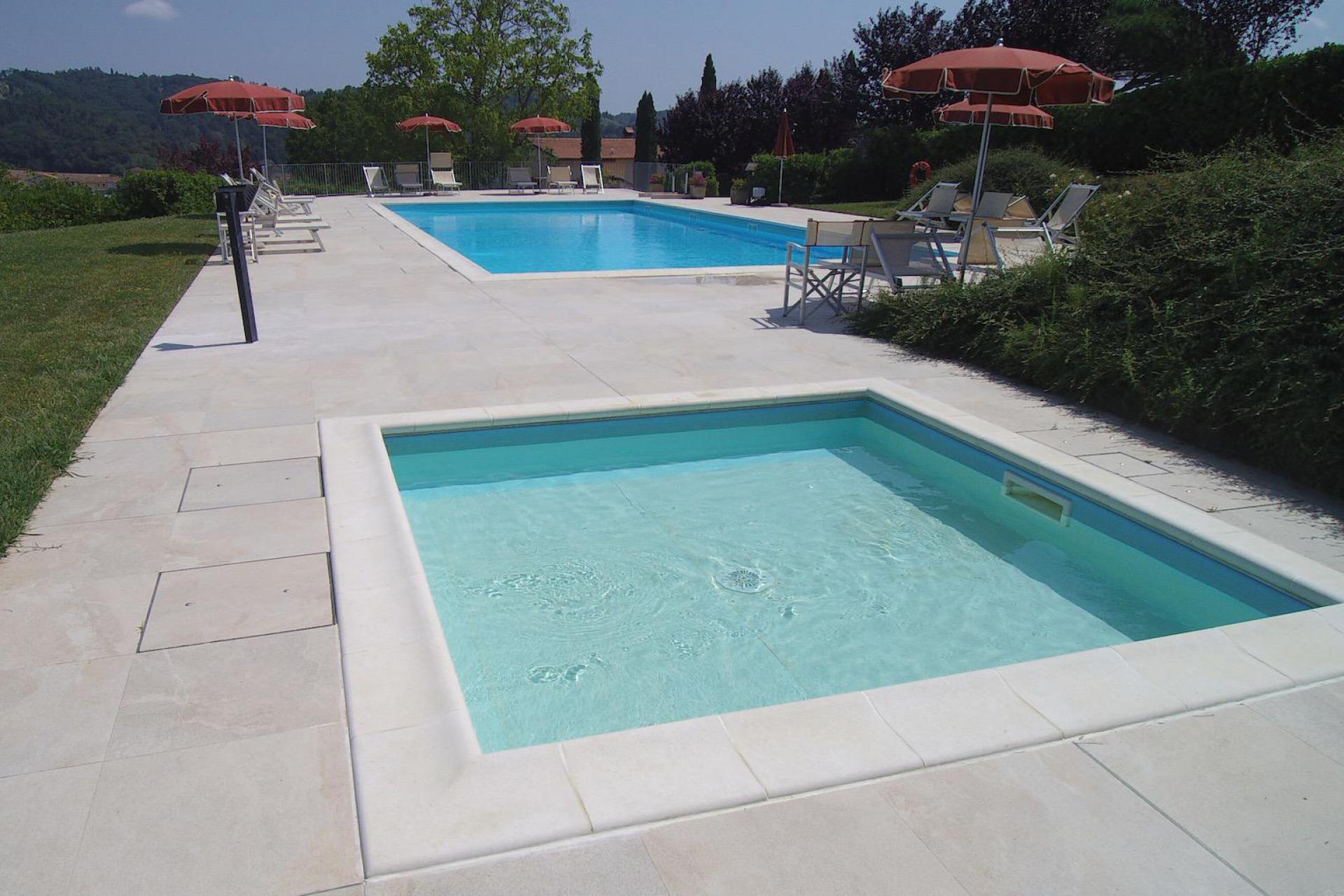 Agriturismo mit Kinderbecken und Spielplatz