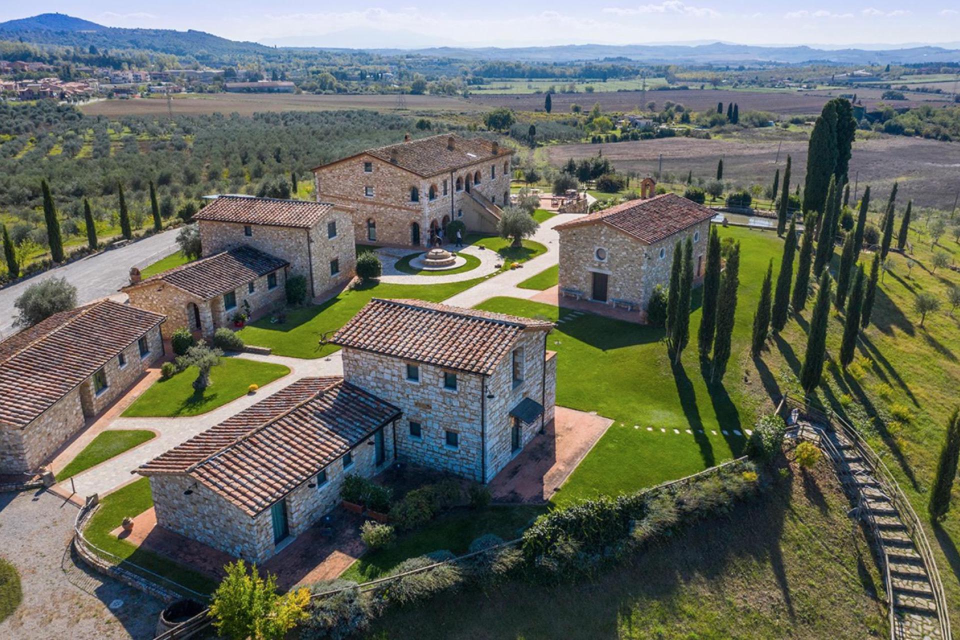 Schöner Oliven-Agriturismo mit Ferienwohnungen östlich von Siena
